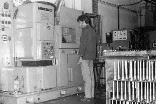 Working on a gear cutting machine – archive photo