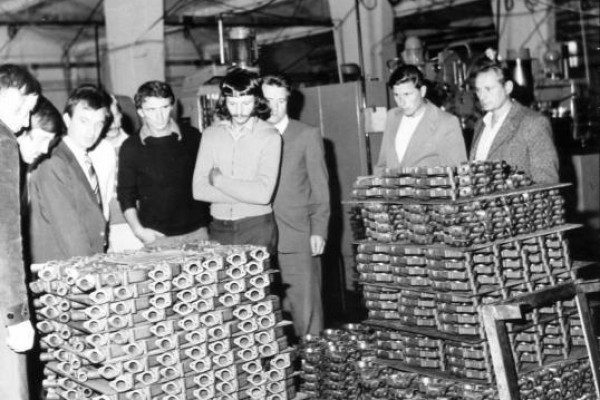 Pobjeda workers with manufactured parts – archive photo
